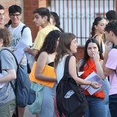 Un grupo de estudiantes a las puertas de una universidad pública andaluza