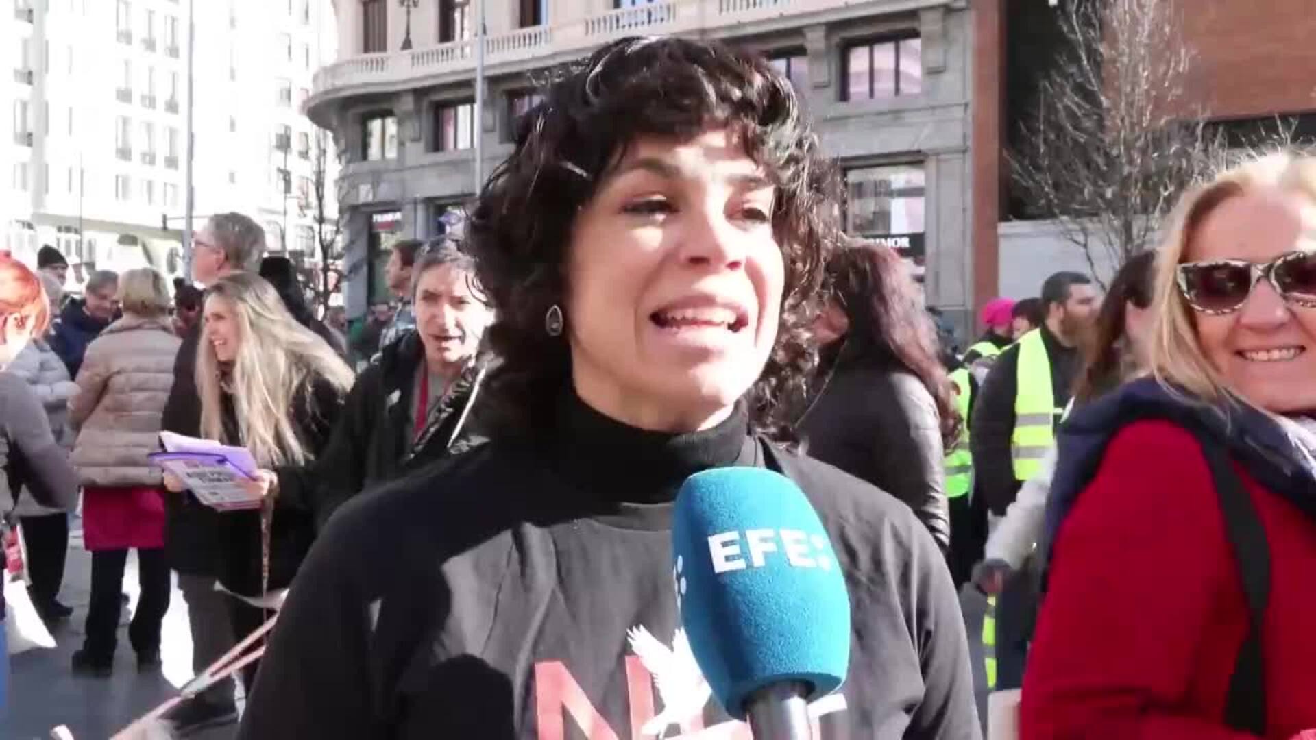 200 personas se manifiestan en Madrid para exigir el fin del uso de perros en la caza