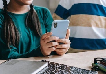 Cataluña da un paso al frente y propone prohibir el móvil en todas las etapas educativas, incluso con fines pedagógicos