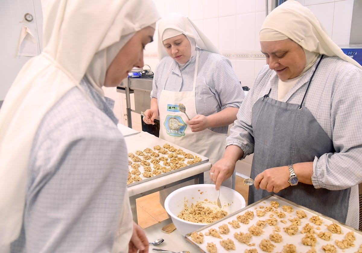 Las exmonjas de Belorado, cocinando unos dulces