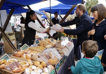 Puesto de pan en el mercado de San Juan en Alicante