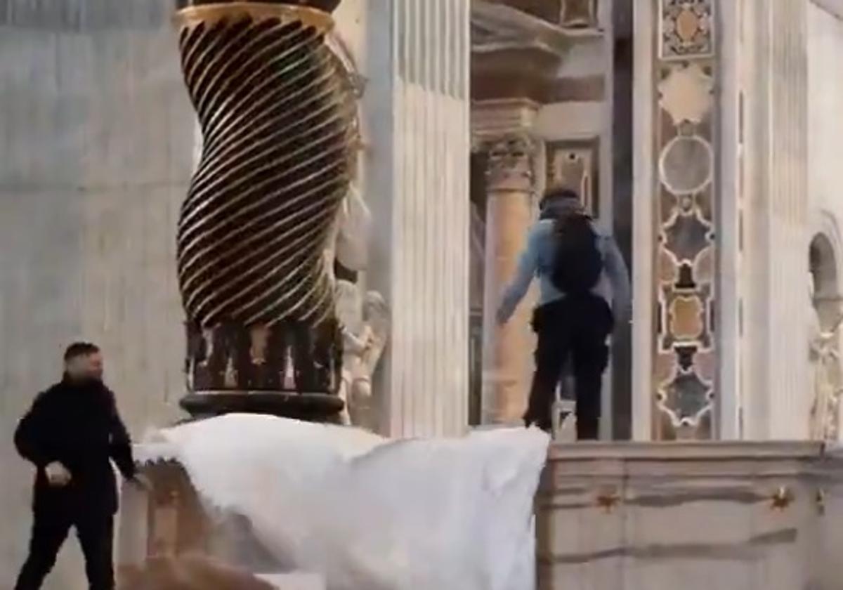 El vándalo sobre el altar bajo el baldaquino