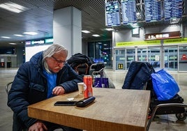 Los náufragos de Barajas: 19 años viviendo en un aeropuerto