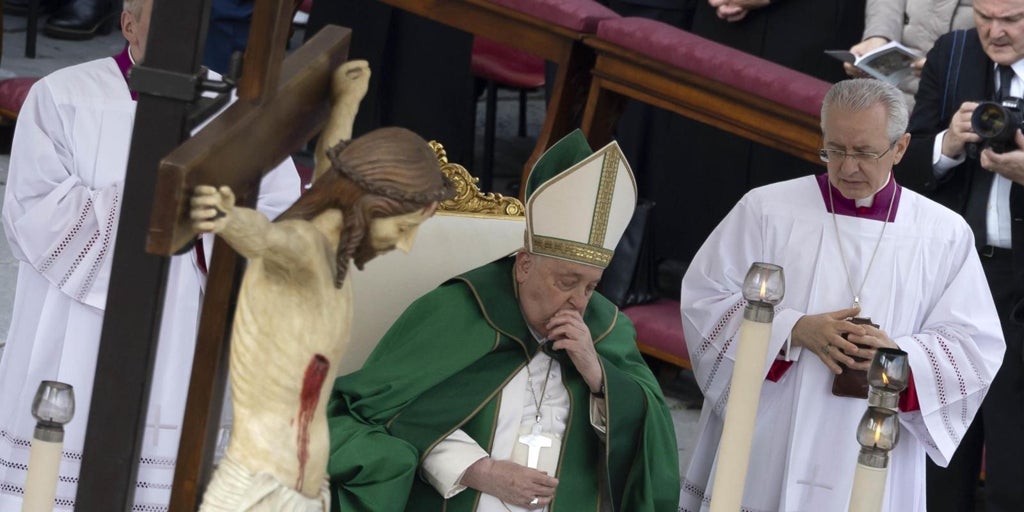 El Papa preside misa a pesar de la bronquitis e interrumpe la homilía: «Me cuesta respirar»