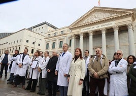 Médicos de toda España se concentran contra Mónica García por el borrador del Estatuto Marco