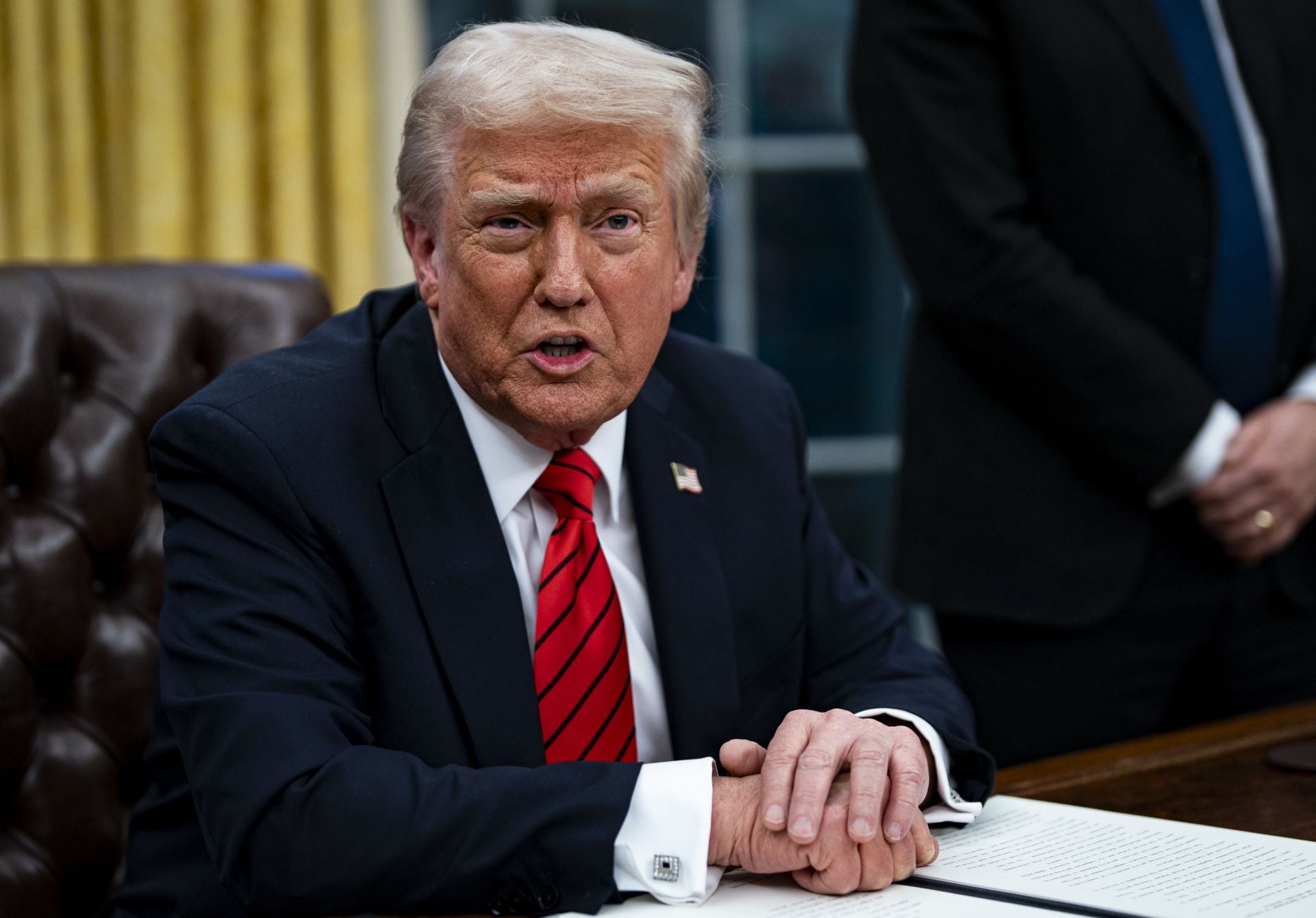 El presidente de EE.UU., Donald Trump, firma una orden ejecutiva en el Despacho Oval