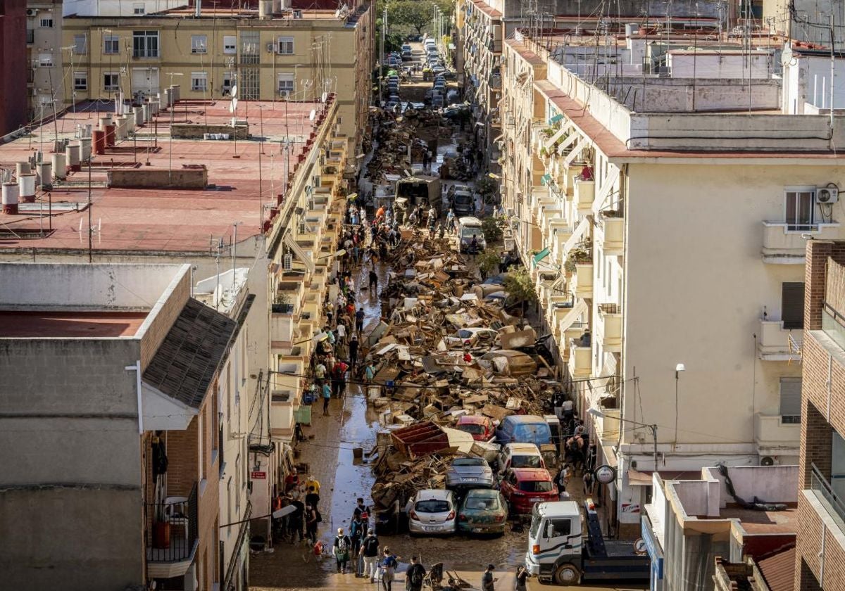 Vista panorámica de una de las calles de Paiporta, Valencia, tras el paso de la dana