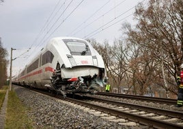 Al menos un muerto y 25 heridos tras chocar un tren con un camión en Alemania