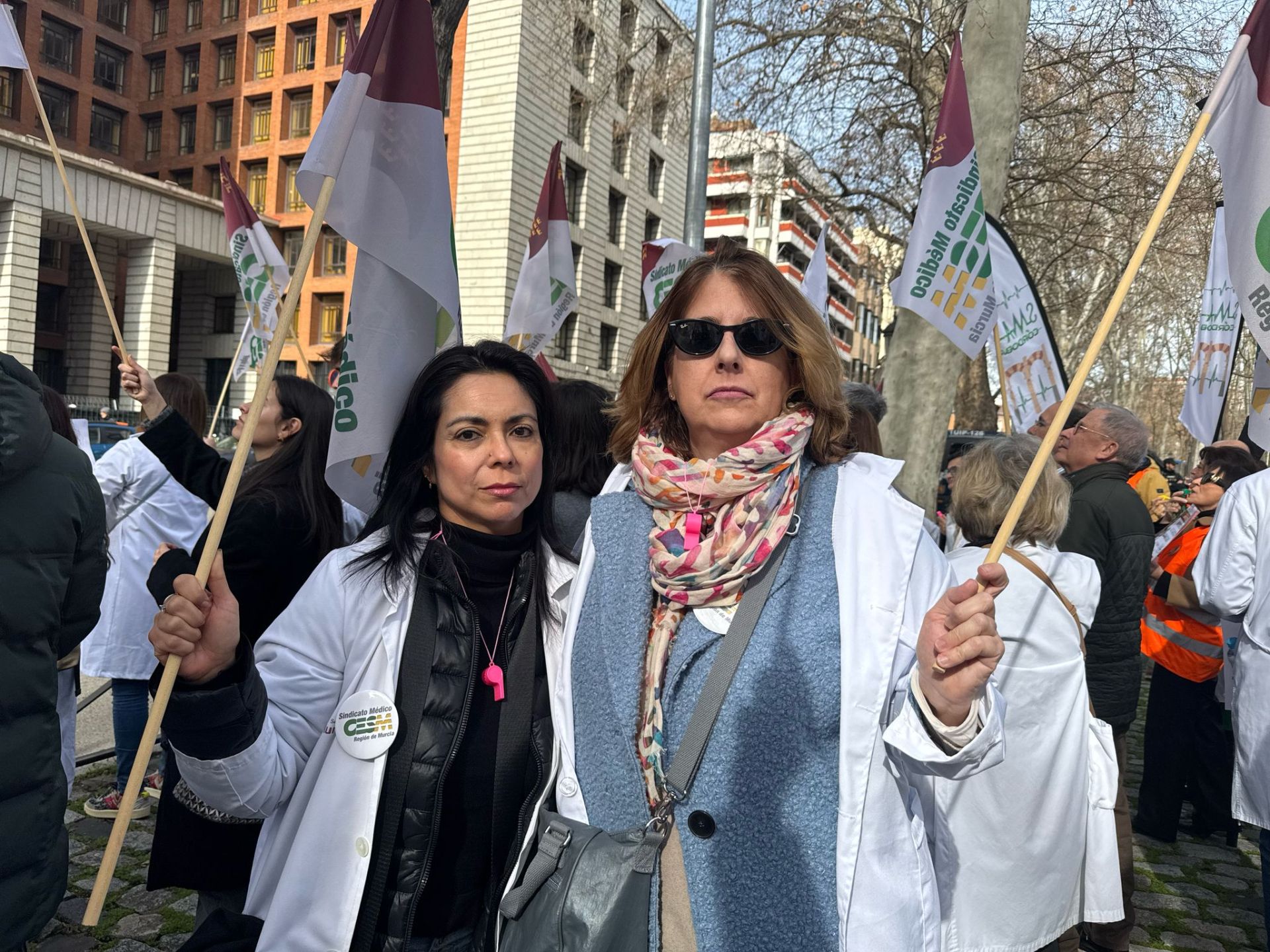 Isabel y Emma, dos médicos especialistas en Anatomía Patológica que trabajan en el Hospital Virgen de la Arrixaca