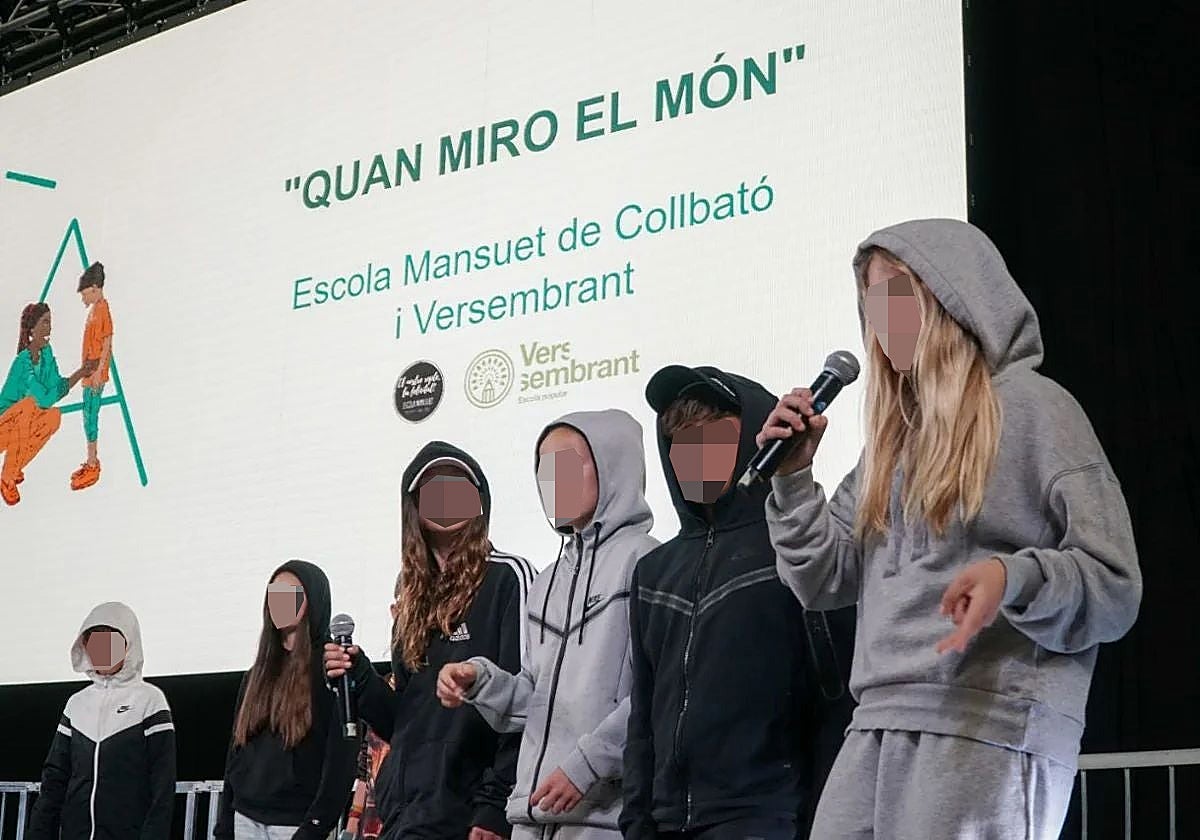 Alumnos de Educación Primaria cantando en la celebración de los centros ULAE