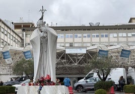 El Papa respeta el «reposo absoluto» desde el hospital: «Estaba de buen humor, con la voz cansada»