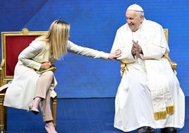 Giorgia Meloni visita al Papa: «Hemos estado bromeando, lo he visto atento»