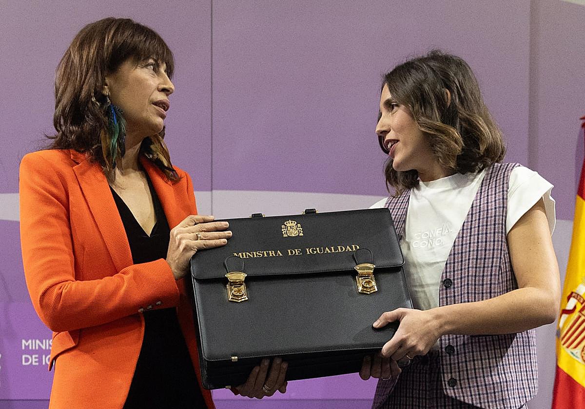 Ana Redondo e Irene Montero, durante el intercambio de carteras en 2023