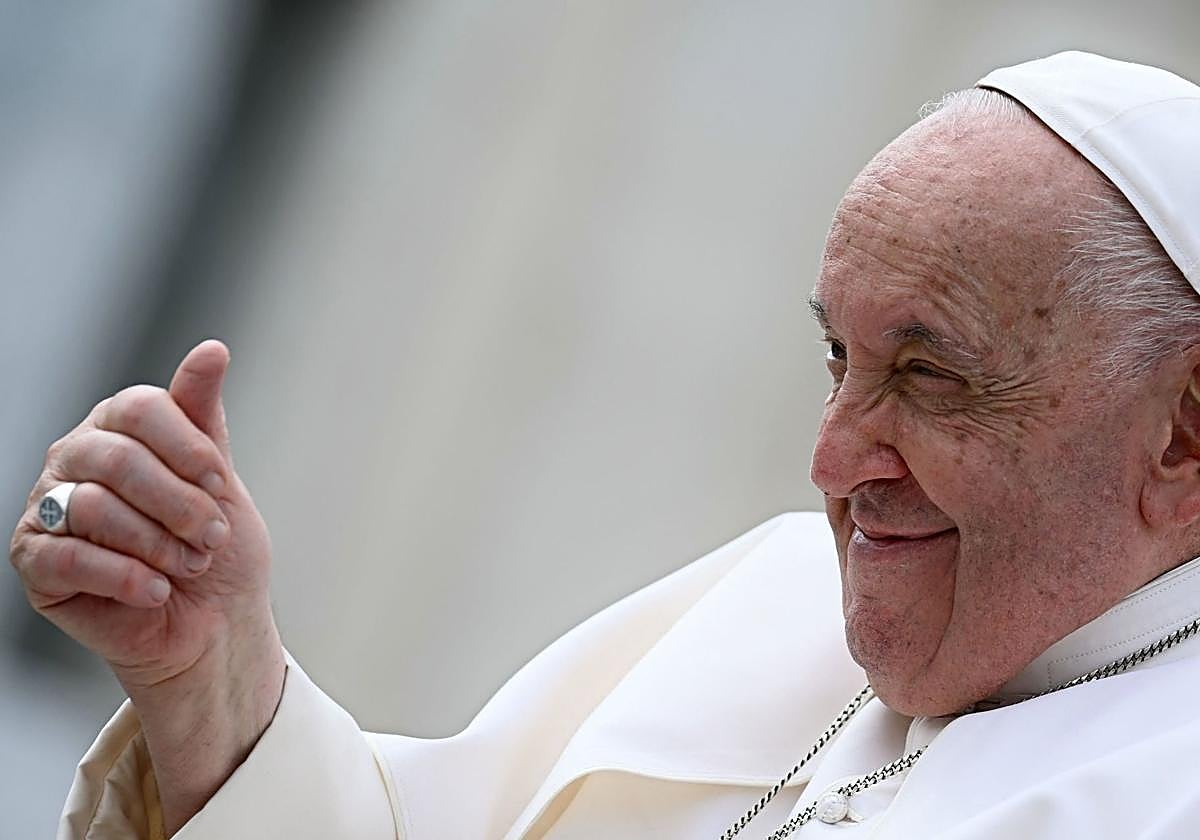 El Papa Francisco gesticula al final de la audiencia general semanal en una imagen de archivo