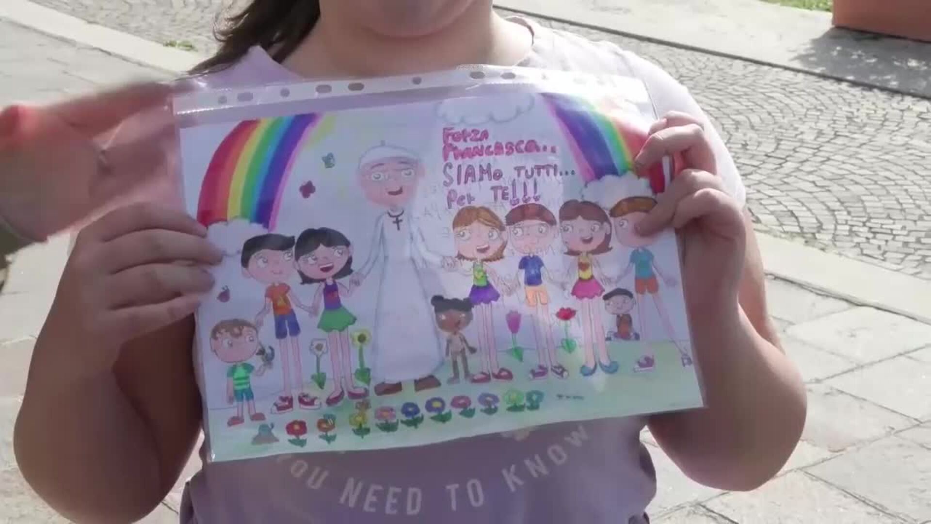 Los fieles rezan por la salud del papa en San Pedro y el hospital Gemelli