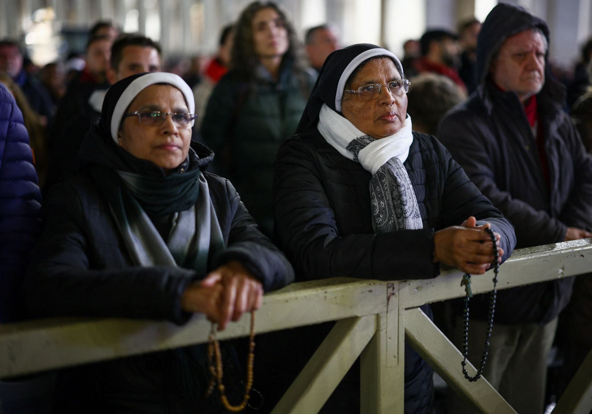 Cientos de personas se reúnen en la Plaza de San Pedro para rezar un rosario por el Papa Francisco