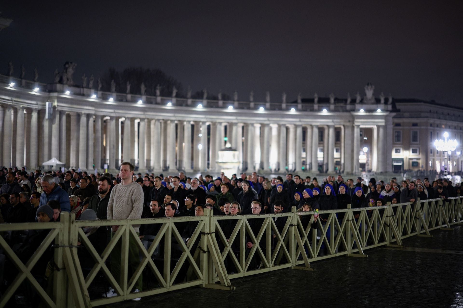 Cientos de personas se reúnen en la Plaza de San Pedro para rezar un rosario por el Papa Francisco