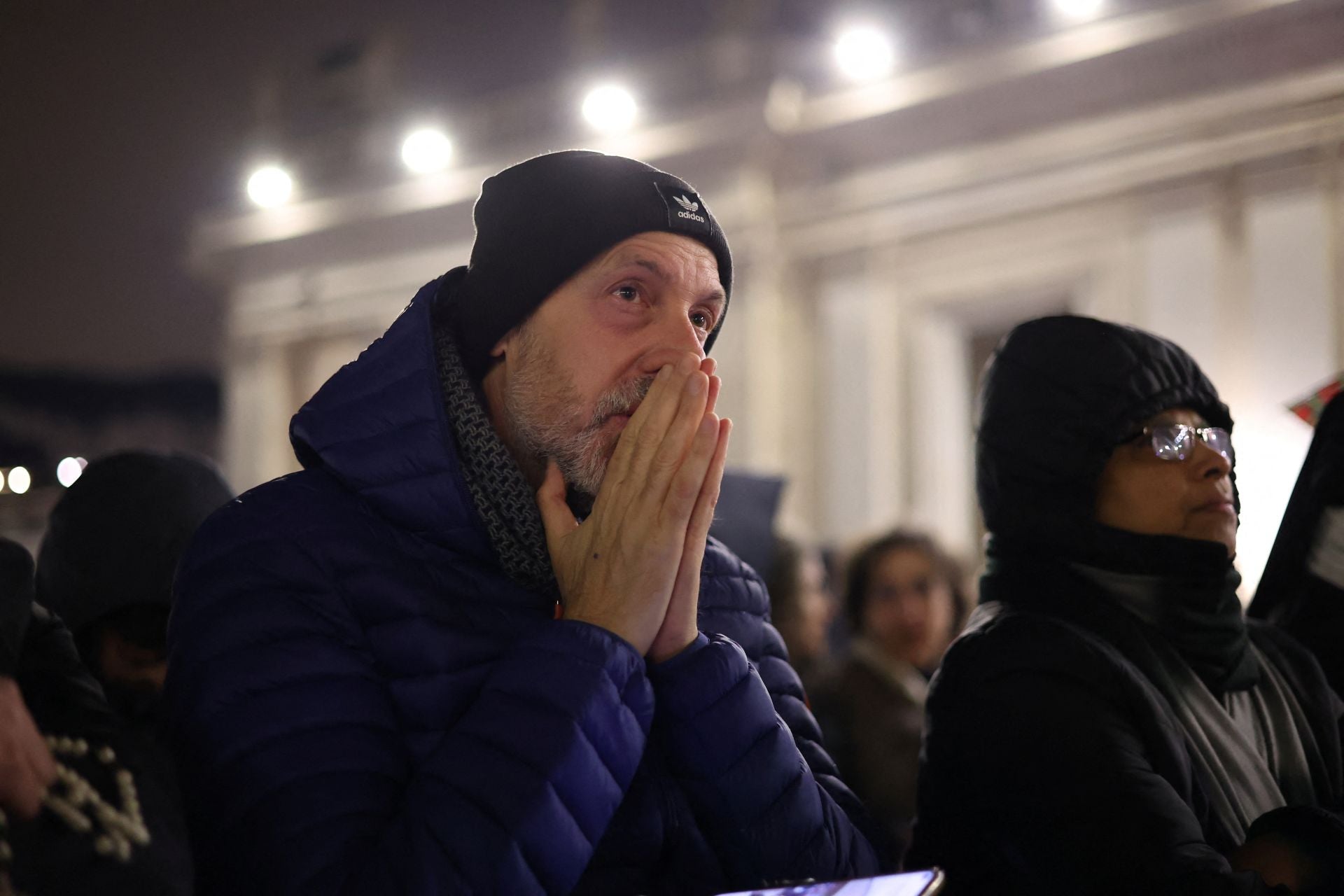 Cientos de personas se reúnen en la Plaza de San Pedro para rezar un rosario por el Papa Francisco