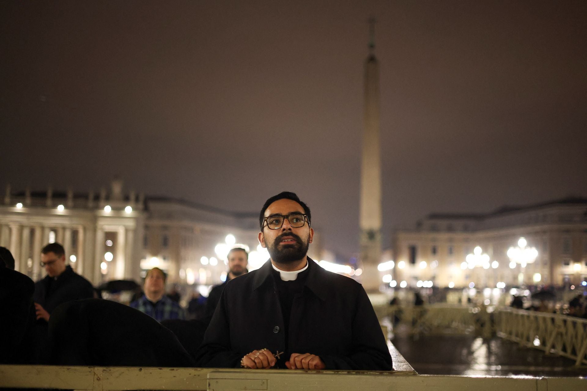 Cientos de personas se reúnen en la Plaza de San Pedro para rezar un rosario por el Papa Francisco
