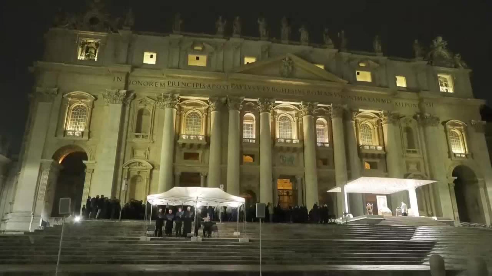El cardenal y secretario de Estado vaticano, Pietro Parolin, preside la oración del rosario por la salud del papa