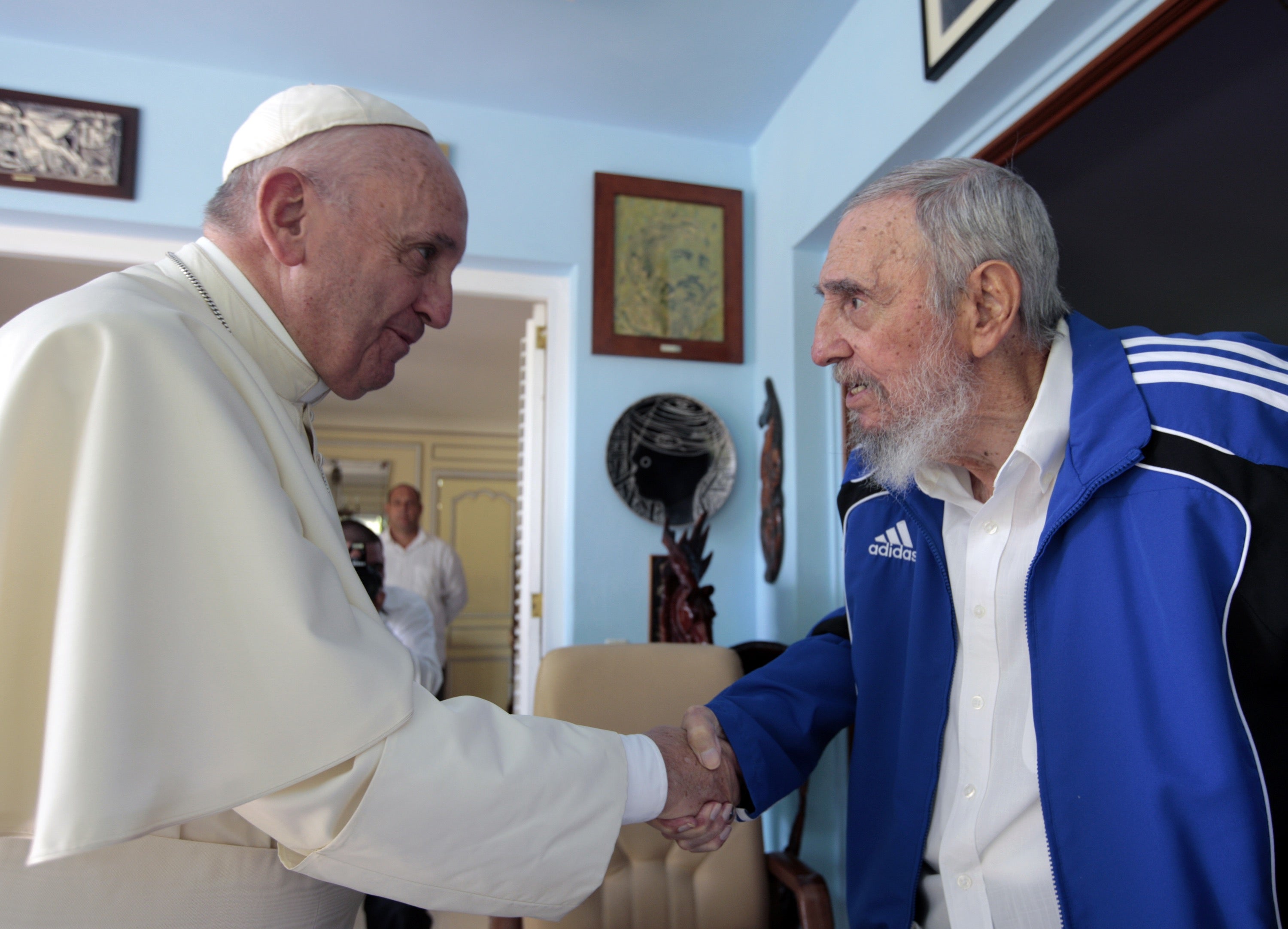 El Papa, junto a Fidel Castro en La Habana en 2015; un año antes de la muerte del dictador cubano