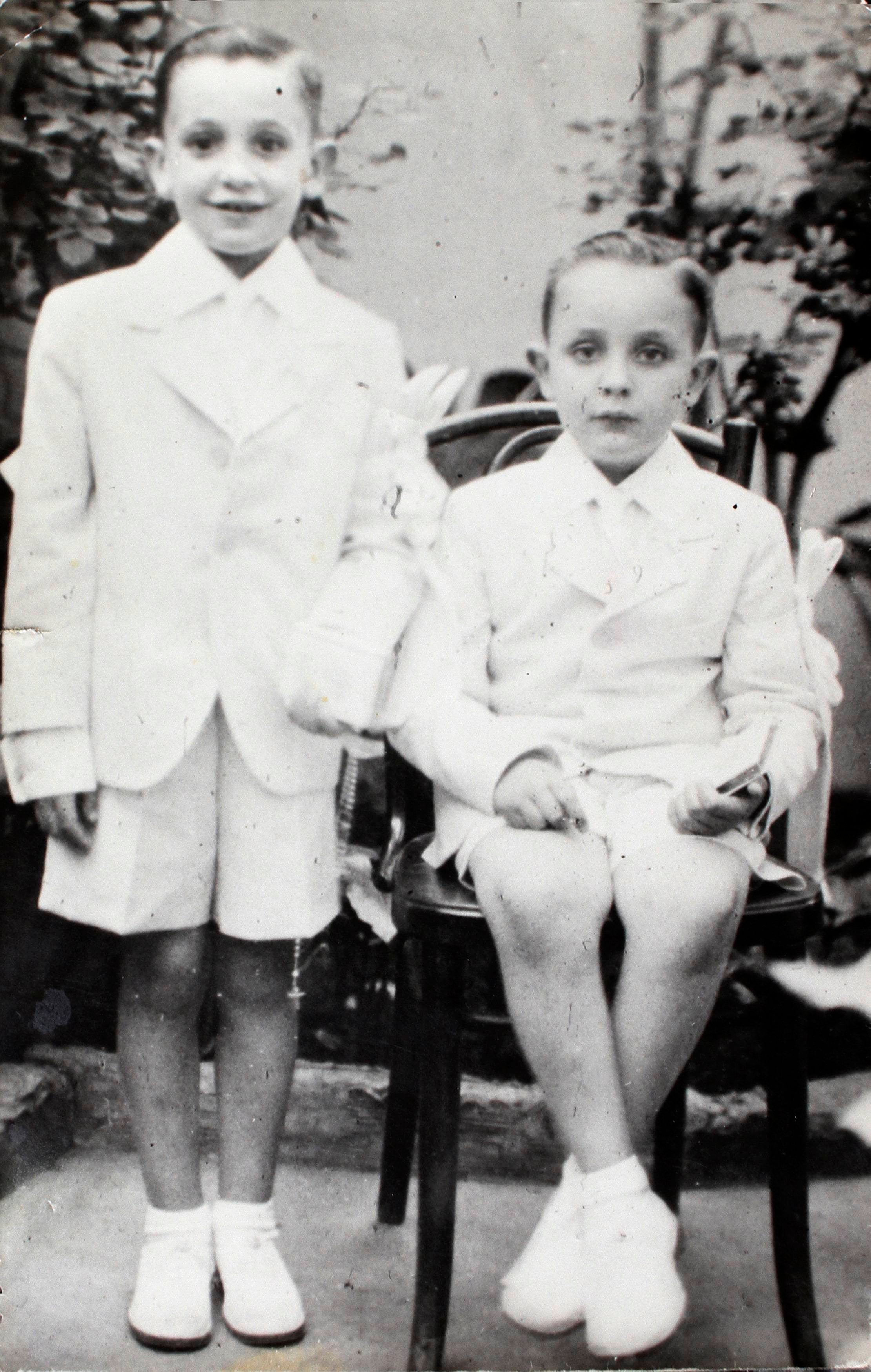 Un pequeño Jorge Mario (de pie), junto a su hermano Óscar en el día de su comunión