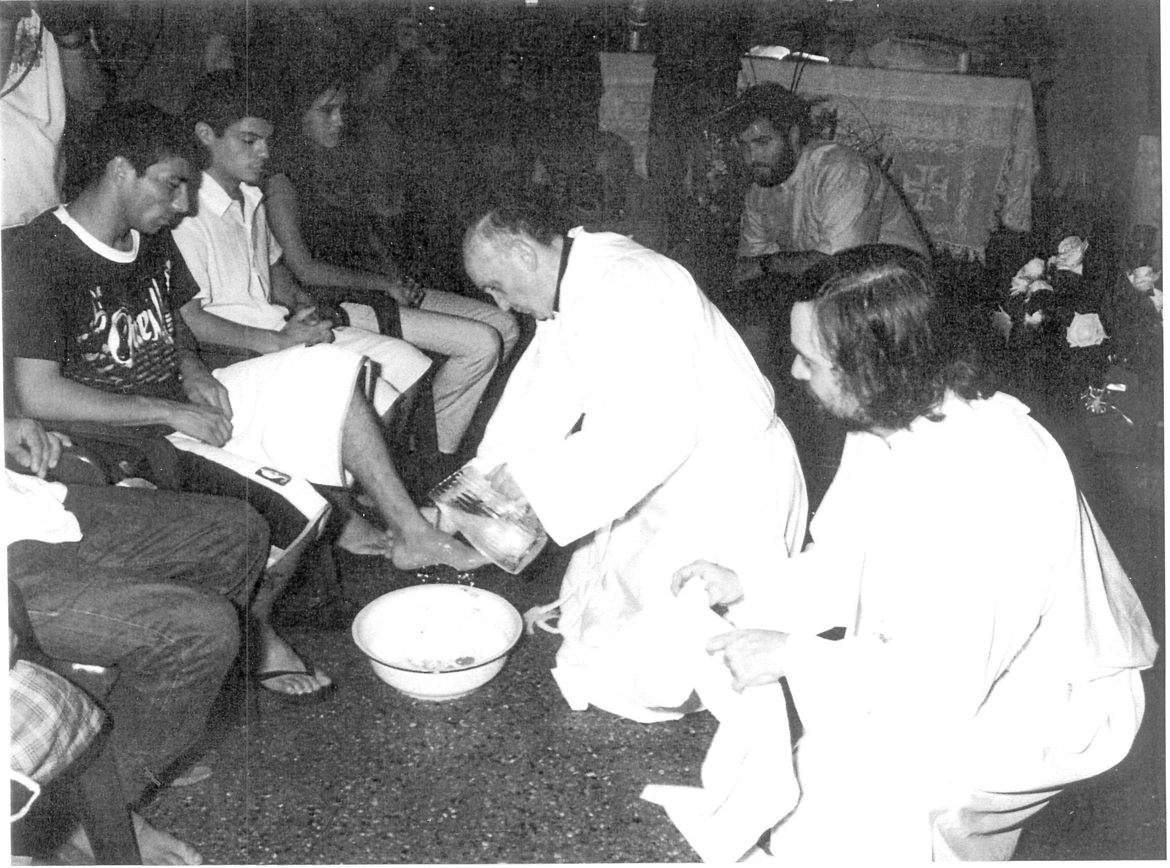 El Papa, cuando todavía era jesuita, en un lavatorio de pies a doce vecinos un Jueves Santo junto al padre Pepe Di Paola (d) en la Villa de Barracas en Buenos Aires (Argentina)