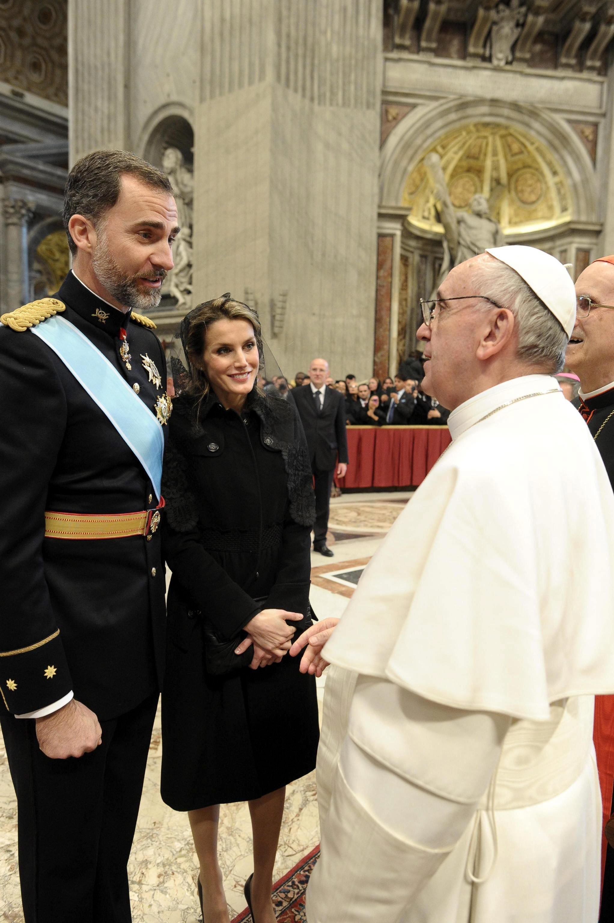 Imagen tomada durante la misa solemne del inicio del Pontificado del Papa Francisco, el 19 de marzo de 2013, saludando a los entonces Príncipes de Asturias