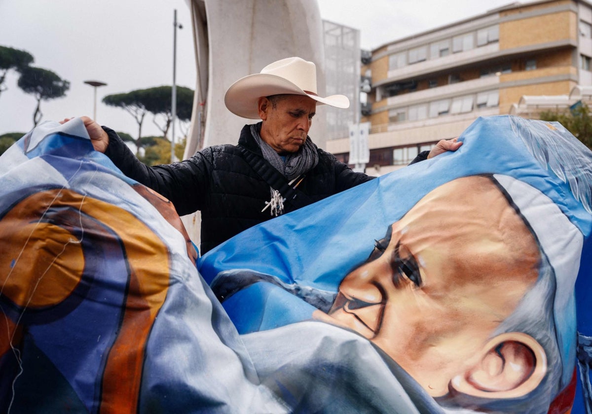 El artista mexicano Roberto Márquez despliega a las puerta del Hospital Gemelli un mural que ha realizado sobre el Papa Francisco