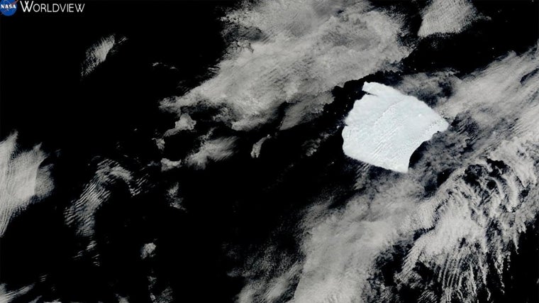 El iceberg A23a (CR) a la deriva hacia las Islas Georgias del Sur, en el Océano Austral