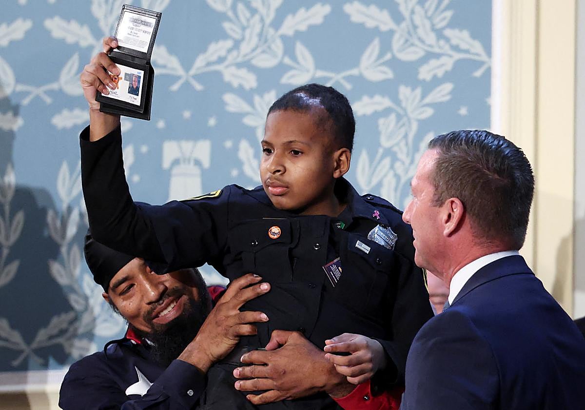 Dj Daniel alzado por su padre con su nueva identificación