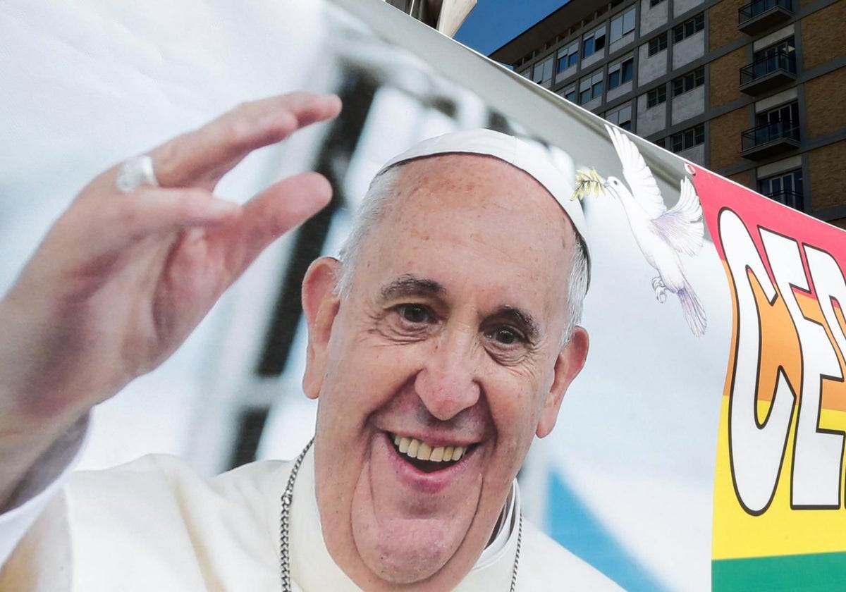 La imagen del Papa Francisco sobre una pancarta que unos fieles han dejado frente al Gemelli