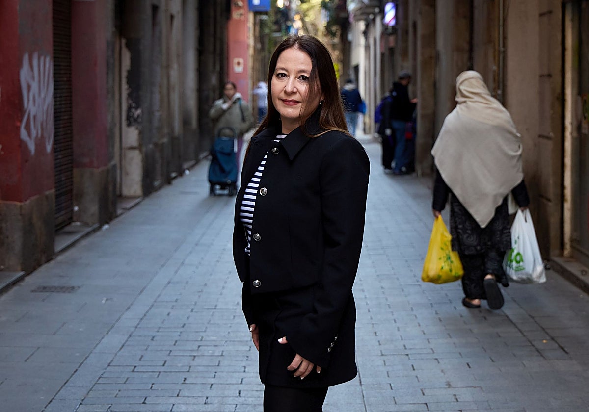 Sonia Sierra, profesora de universidad, posa en el barrio barcelonés de El Raval, después de presentar con su compañera Elena Ramallo la iniciativa