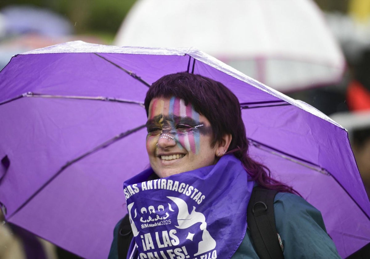 Una participante en la manifestación convocada por la Comisión 8M de Madrid con motivo del Día Internacional de la Mujer