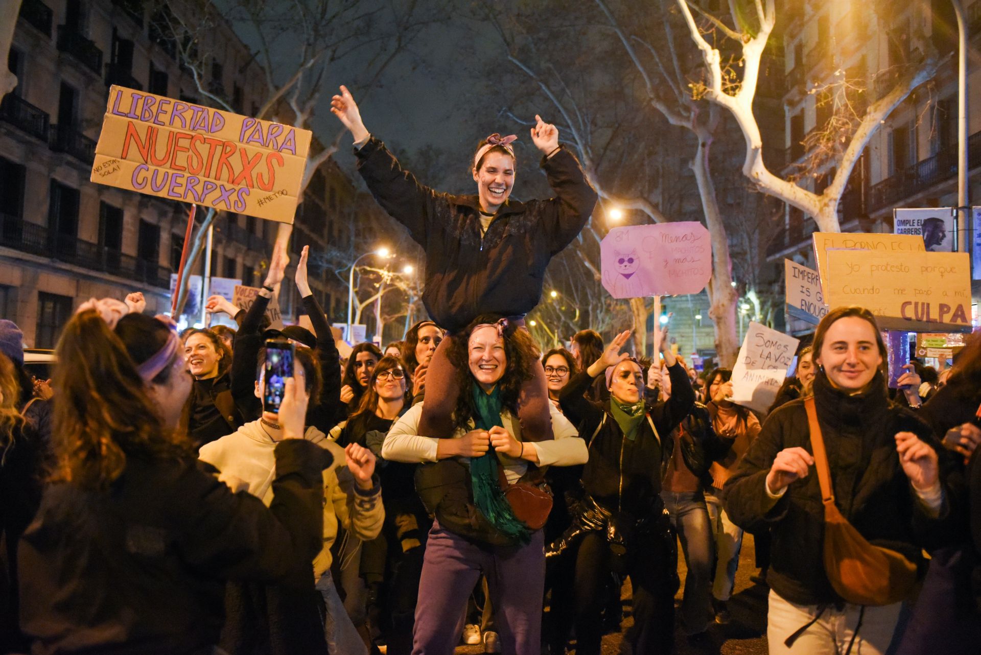 Mujeres celebran durante la manifestación del 8M en Barcelona