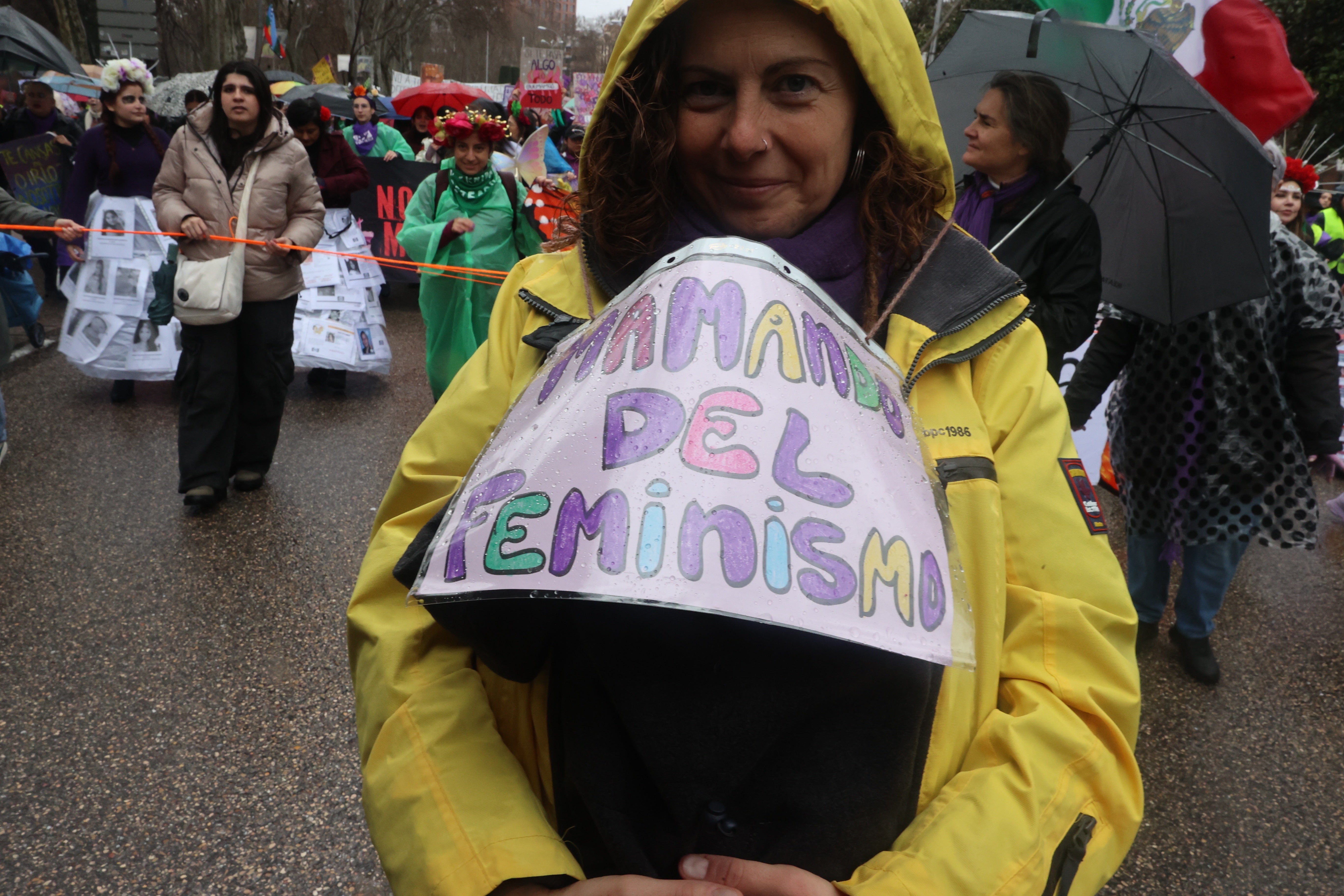 Una mujer se manifiesta junto a su bebé en la manifestación del 8M en Madrid