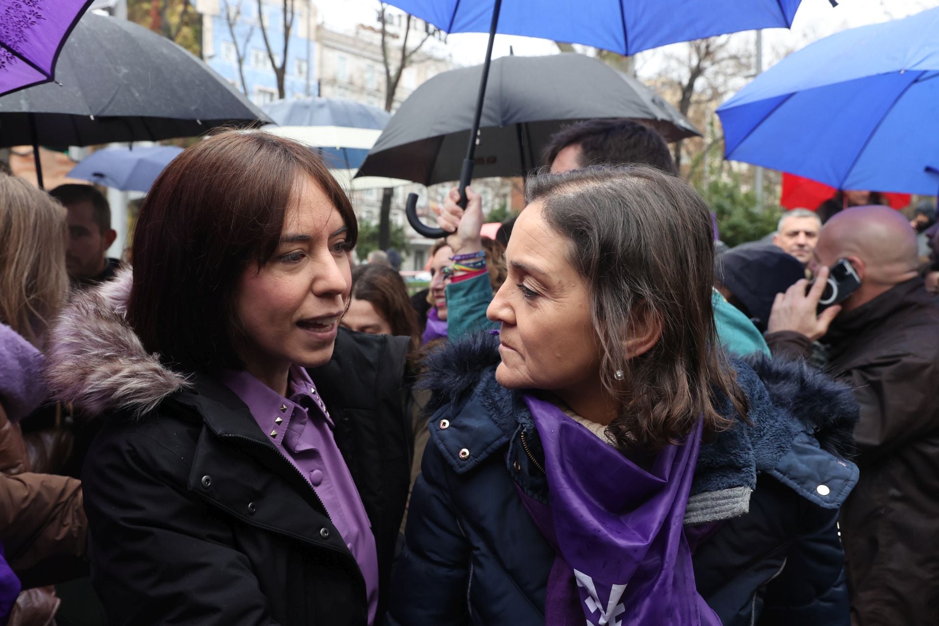 Diana Morant y Reyes Maroto conversan  durante la manifestación del 8M en Madrid