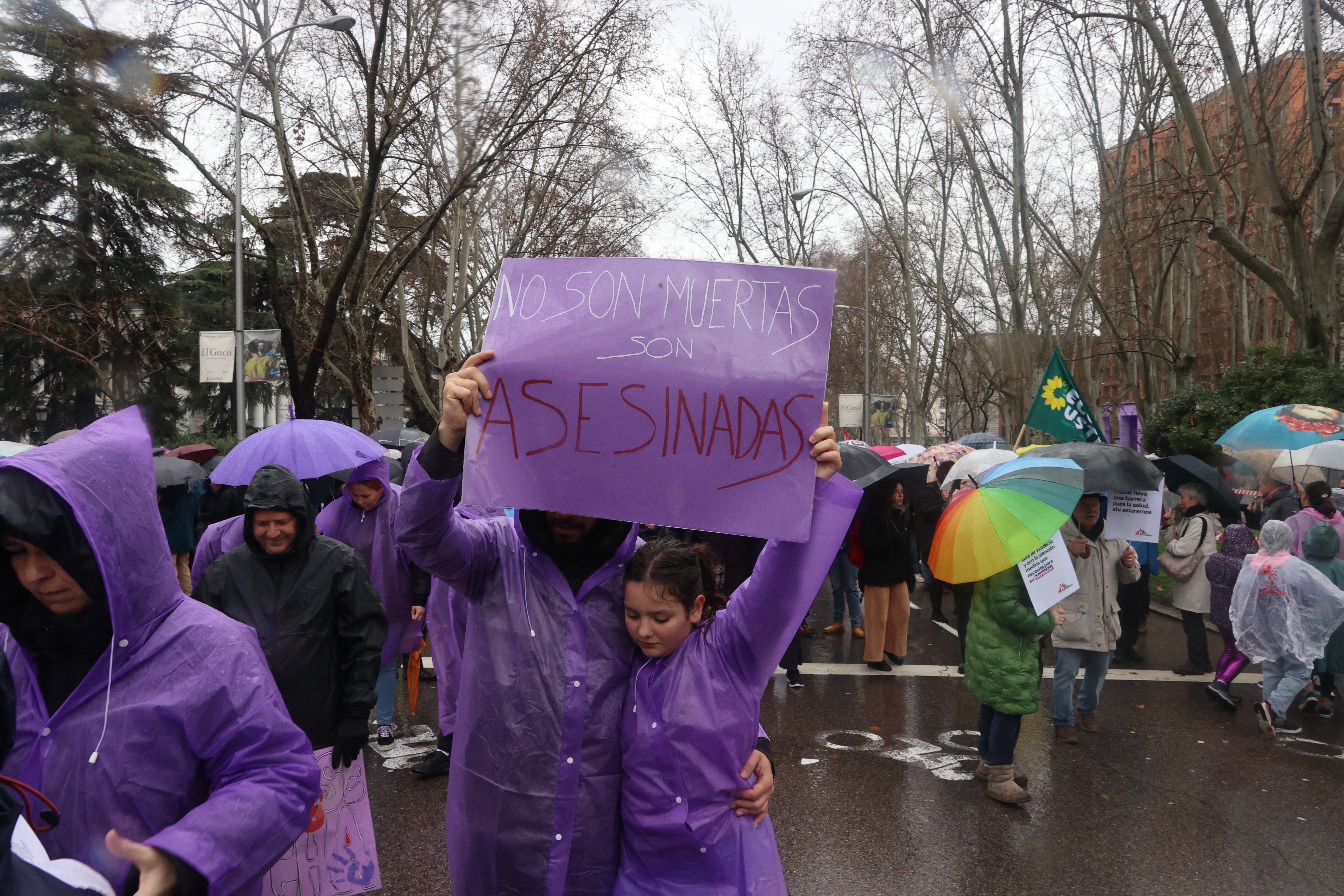 Dos manifestantes durante la manifestación del 8M en Madrid