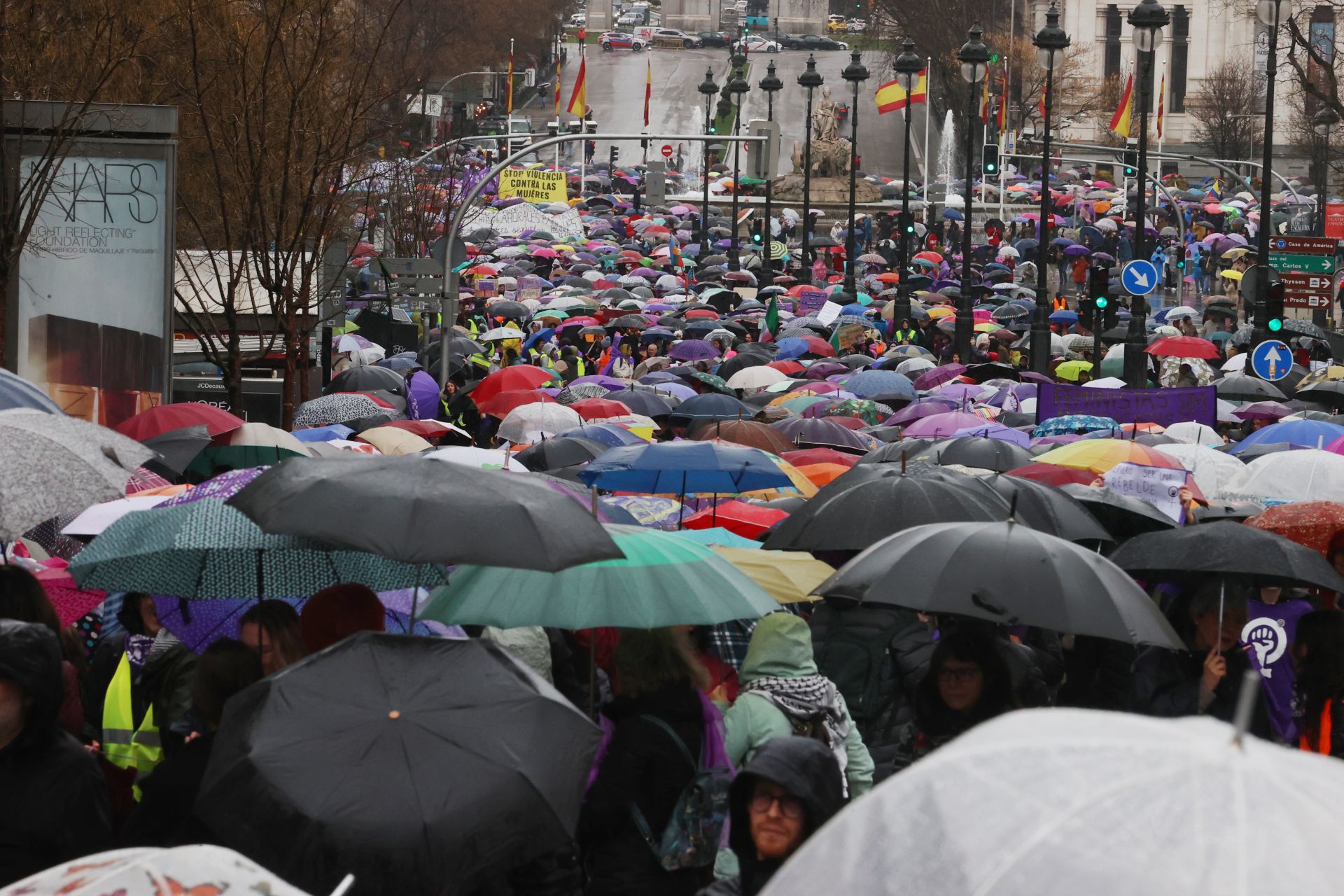 La lluvia ha sido también protagonista de la manifestación del 8M en Madrid