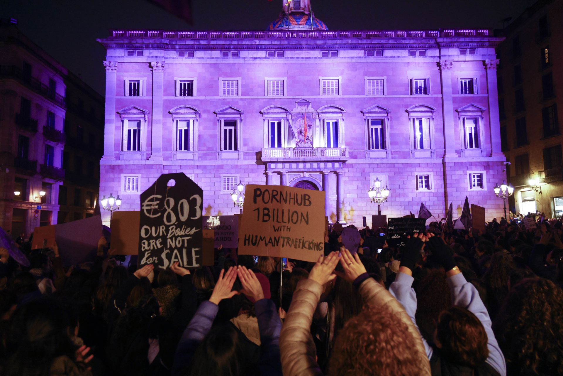 Manifestantes en Barcelona se concentran frente a la sede de la Generalitat durante la marcha del 8M