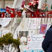 Una mujer reza este sábado por el Papa frente al hospital en el que permanece ingresado