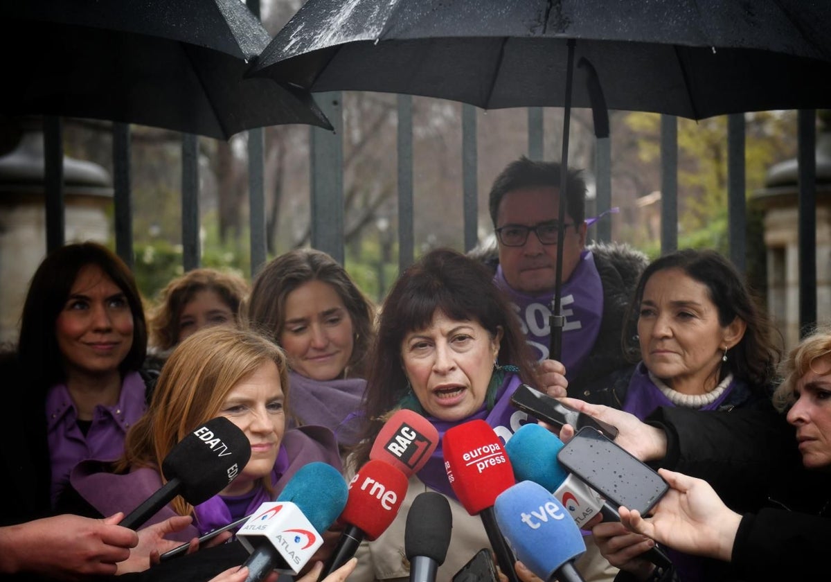 En primer plano, la ministra de igualdad, Ana Redondo, atendiendo a los periodistas