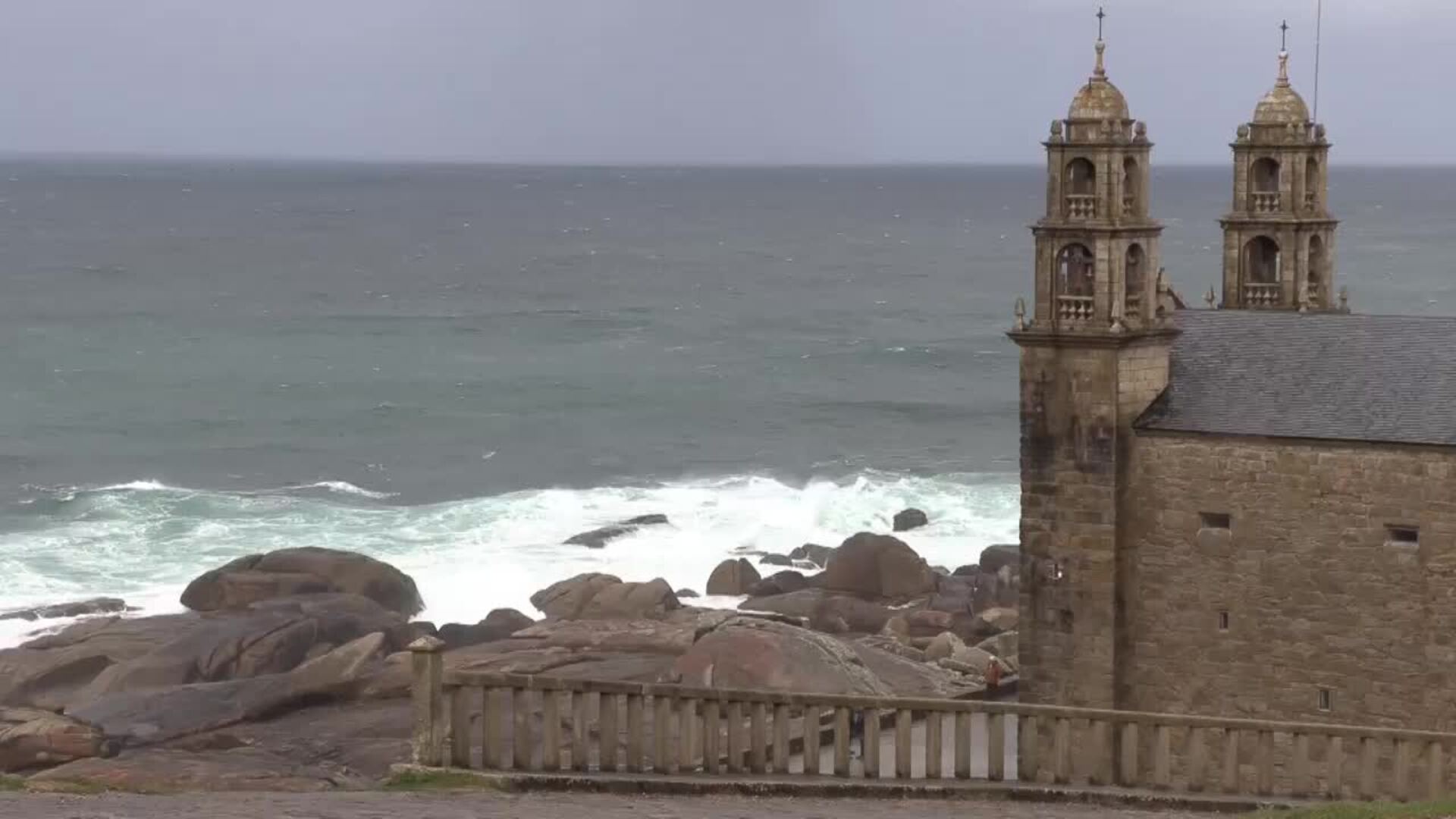 Alerta naranja por fuerte oleaje en la costa gallega