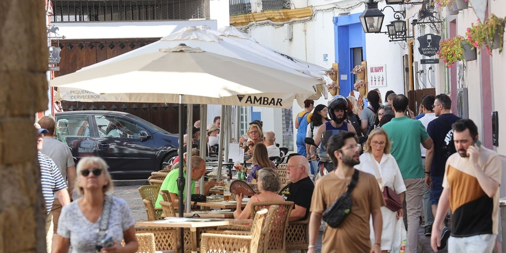 Sanidad rebaja su ley de alcohol: los bares que ya tengan mobiliario patrocinado podrán mantenerlo aunque estén cerca de colegios