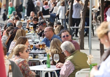 Terraza de un bar con personas bebiendo cerveza