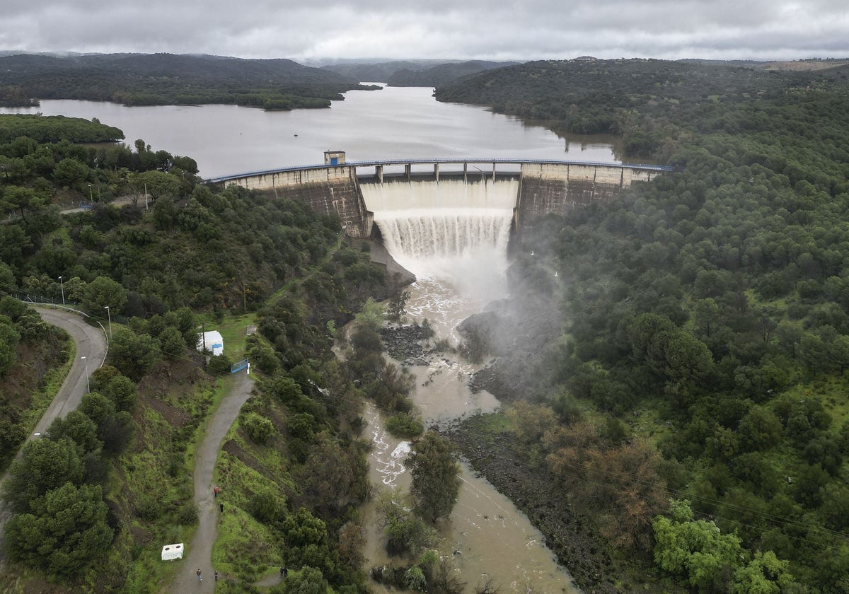 Embalse de El Gergal en Guillena (Sevilla) desembalsando agua tras alcanzar el limite de su capacidad