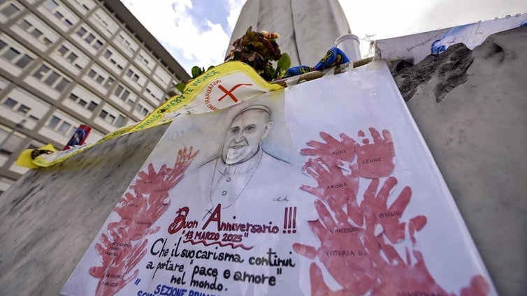 Los sanitarios llevan al Papa una tarta para celebrar el aniversario de su pontificado