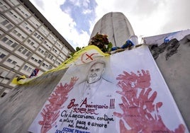 Los sanitarios llevan al Papa una tarta para celebrar el aniversario de su pontificado