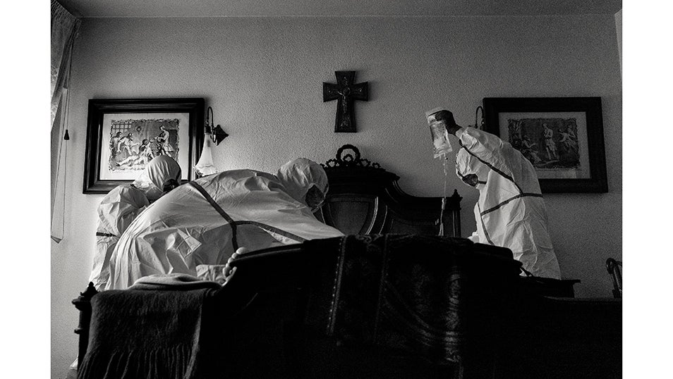 Un equipo médico de la unidad de emergencias médicas de Madrid (SUMMA), vestido con su EPI, atiende a un paciente sospechoso de tener Covid en su domicilio. El 14 de marzo, cuando había alrededor de 6.000 casos y 200 muertes en España, el gobierno español declaró el estado de alarma en todo el país con el fin de frenar la emergencia sanitaria causada por la pandemia de COVID-19. A mediados de mayo, España era el quinto país en cuanto a casos confirmados (232.037 positivos), por detrás de Estados Unidos, Rusia, Brasil y el Reino Unido, y también el quinto país en cuanto al número de muertes, por detrás de Estados Unidos, el Reino Unido, Italia y Francia. Se estima que la pandemia ha causado más de 70.000 muertes en España, de las cuales más de 50.000 han sido confirmadas mediante prueba PCR. La gran mayoría de los fallecidos eran personas mayores de 65 años. Según un estudio de seroprevalencia, hasta junio, el 5% de la población española había sido infectada por el virus.