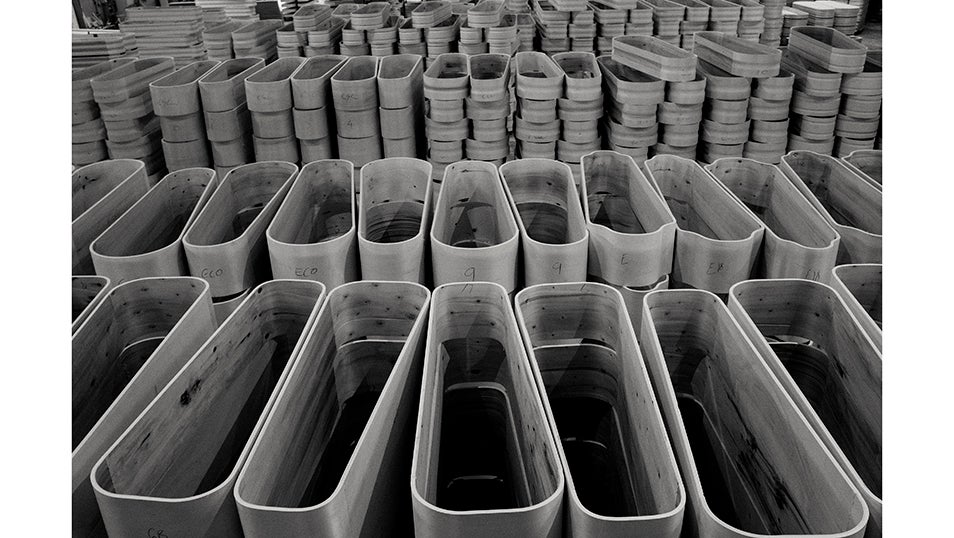 Los ataúdes que serán utilizados por los servicios funerarios y tanatorios en España durante los próximos tres días de la pandemia esperan en la línea de producción de la fábrica del Grupo Unicoffin-Arcae, uno de los principales fabricantes de ataúdes en España. odos estos ataúdes fueron fotografiados el 5 de febrero y, para el 9 de febrero, ya habían sido incinerados o enterrados.Enero fue el peor mes de la pandemia en cuanto a contagios de COVID-19 y, junto con febrero, ha acumulado cifras récord de muertes, con un exceso de mortalidad acumulado del 18%, según el Sistema de Monitorización de la Mortalidad Diaria (MoMo), elaborado por el Instituto de Salud Carlos III.